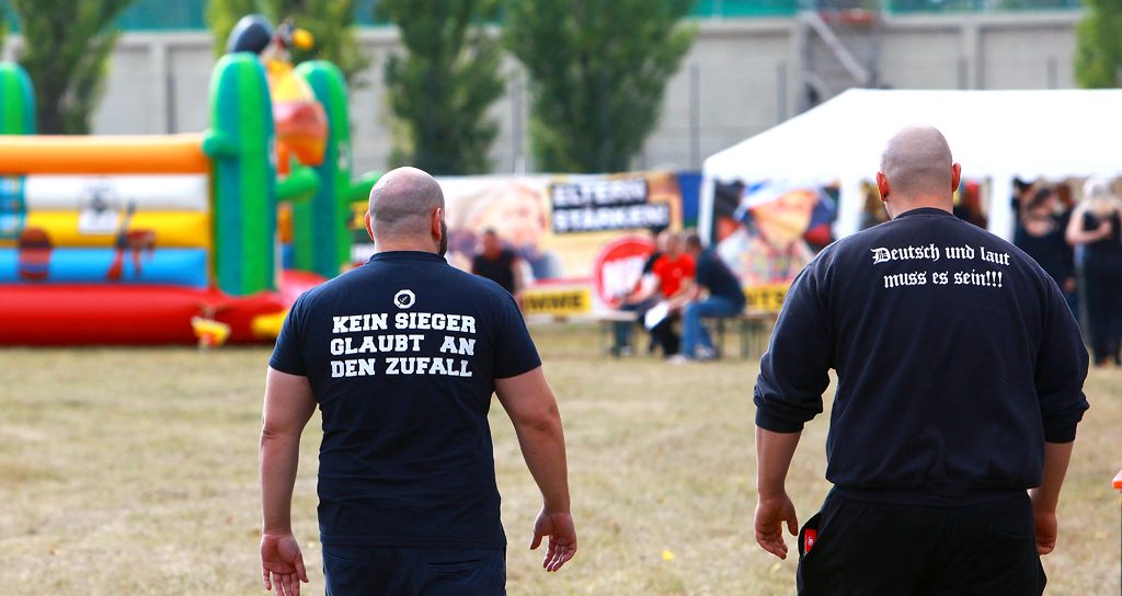 Teilnehmer des Eichsfeldtages mit extrem rechten Shirts vor einer Hüpfburg