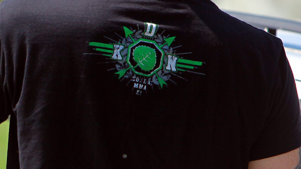 Ein Teilnehmer des extrem rechten "Eichsfeldtages" in Leinefelde 2019 mit Shirt des neonazistischen Kampfsportturniers "Kampf der Nibelungen". Quelle: MOBIT