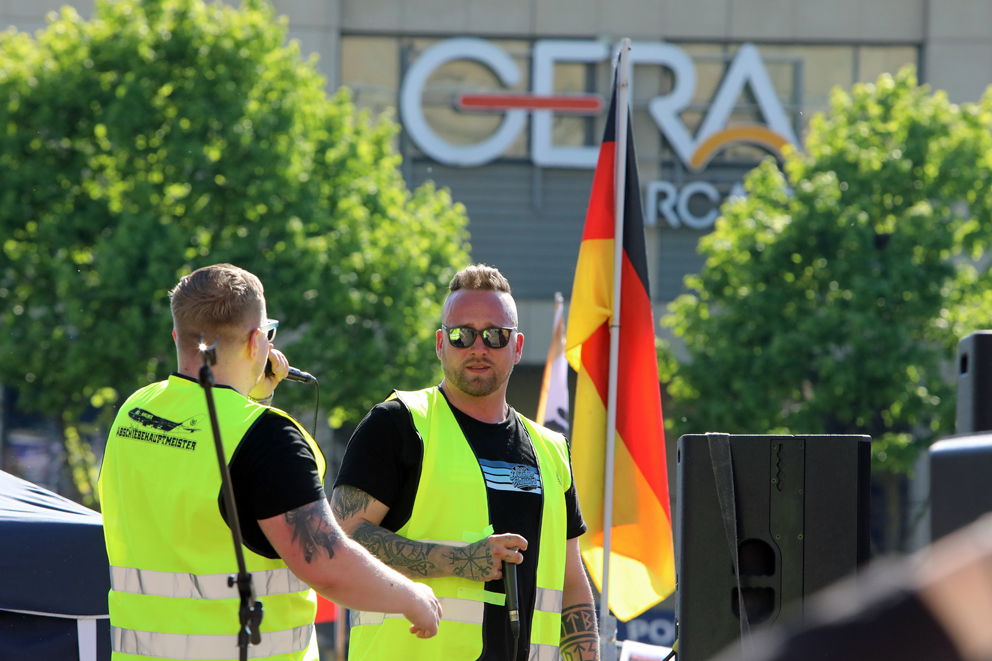 Die neonazistischen Rapper "Proto" und "Kavalier" performen am 1. Mai 2025 in Gera auf der Bühne.