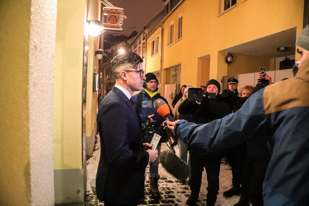 Martin Sellner von der "Identitären Bewegung Österreich" bei einem spontanen Pressegespräch kurz vor einer Veranstaltung der thüringischen "Generation Deutschland", der neuen Jugendorganisation der AfD am 26. Januar 2026 im Erfurter Braukeller.