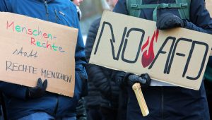 Pappschilder bei der Gegenkundgebung zur Gründung der Thüringer AfD-Jugendorganisation