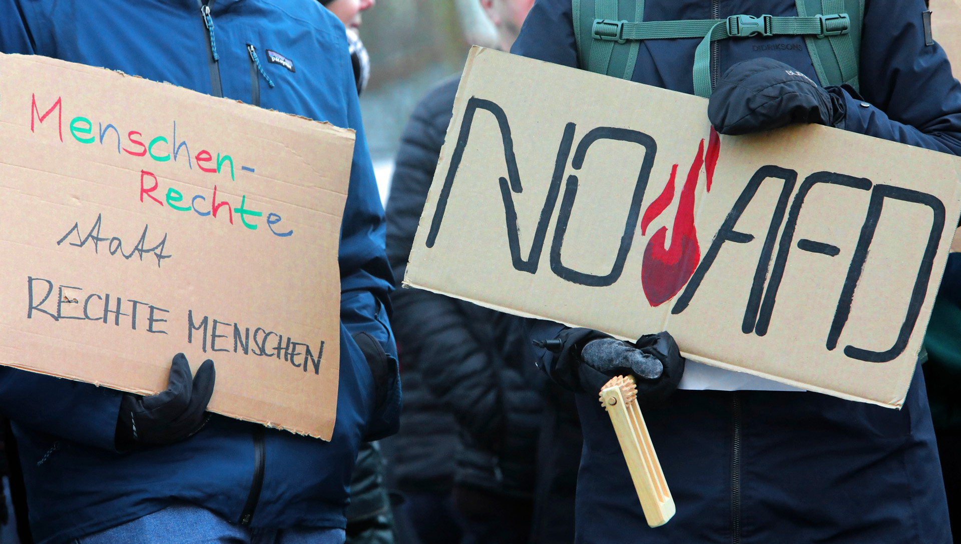 Pappschilder bei der Gegenkundgebung zur Gründung der Thüringer AfD-Jugendorganisation